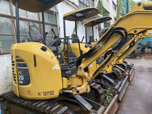 Usado Komatsu PC20MR-2 Excavadora montada en un rastreador original de Japón trabajando en el jardín