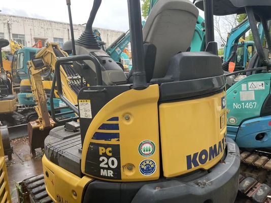 Usado Komatsu PC20MR-2 Excavadora montada en un rastreador original de Japón trabajando en el jardín