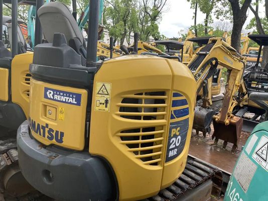 Usado Komatsu PC20MR-2 Excavadora montada en un rastreador original de Japón trabajando en el jardín