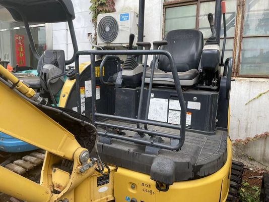 Usado Komatsu PC20MR-2 Excavadora montada en un rastreador original de Japón trabajando en el jardín