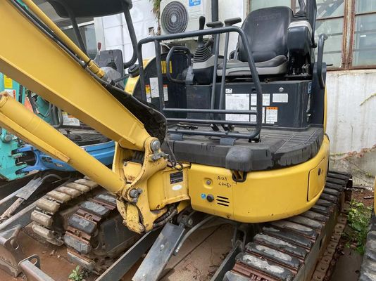 Usado Komatsu PC20MR-2 Excavadora montada en un rastreador original de Japón trabajando en el jardín