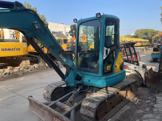 Japón utiliza una mini excavadora Kubota U40-5 con un sistema hidráulico eficiente