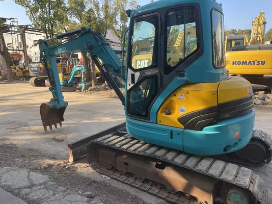 Japón utiliza una mini excavadora Kubota U40-5 con un sistema hidráulico eficiente