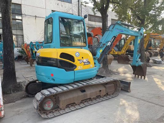 Japón utiliza una mini excavadora Kubota U40-5 con un sistema hidráulico eficiente