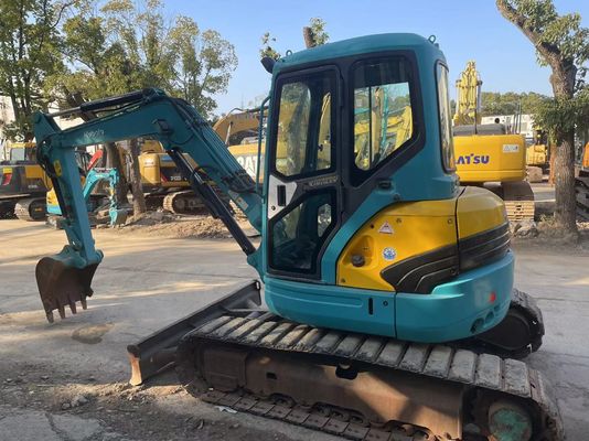Japón utiliza una mini excavadora Kubota U40-5 con un sistema hidráulico eficiente