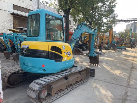 Japón utiliza una mini excavadora Kubota U40-5 con un sistema hidráulico eficiente