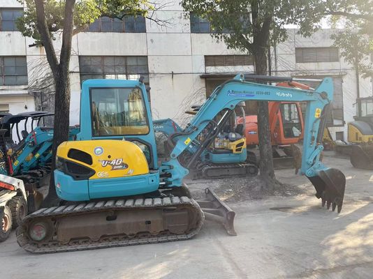 Japón utiliza una mini excavadora Kubota U40-5 con un sistema hidráulico eficiente