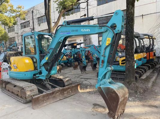 Japón utiliza una mini excavadora Kubota U40-5 con un sistema hidráulico eficiente