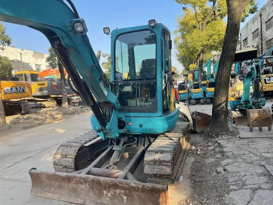 Japón utiliza una mini excavadora Kubota U40-5 con un sistema hidráulico eficiente